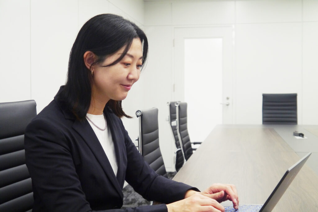 PCで仕事をする大嶌さん