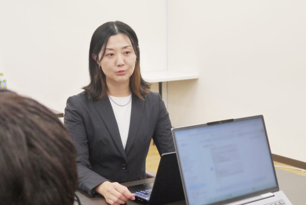 メンバーと打ち合わせをする様子